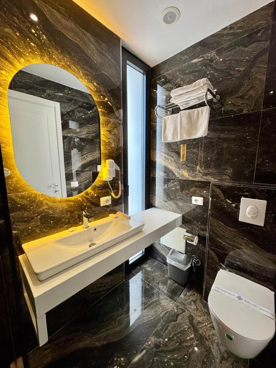 Henry & Hotel Golem (Tirana)