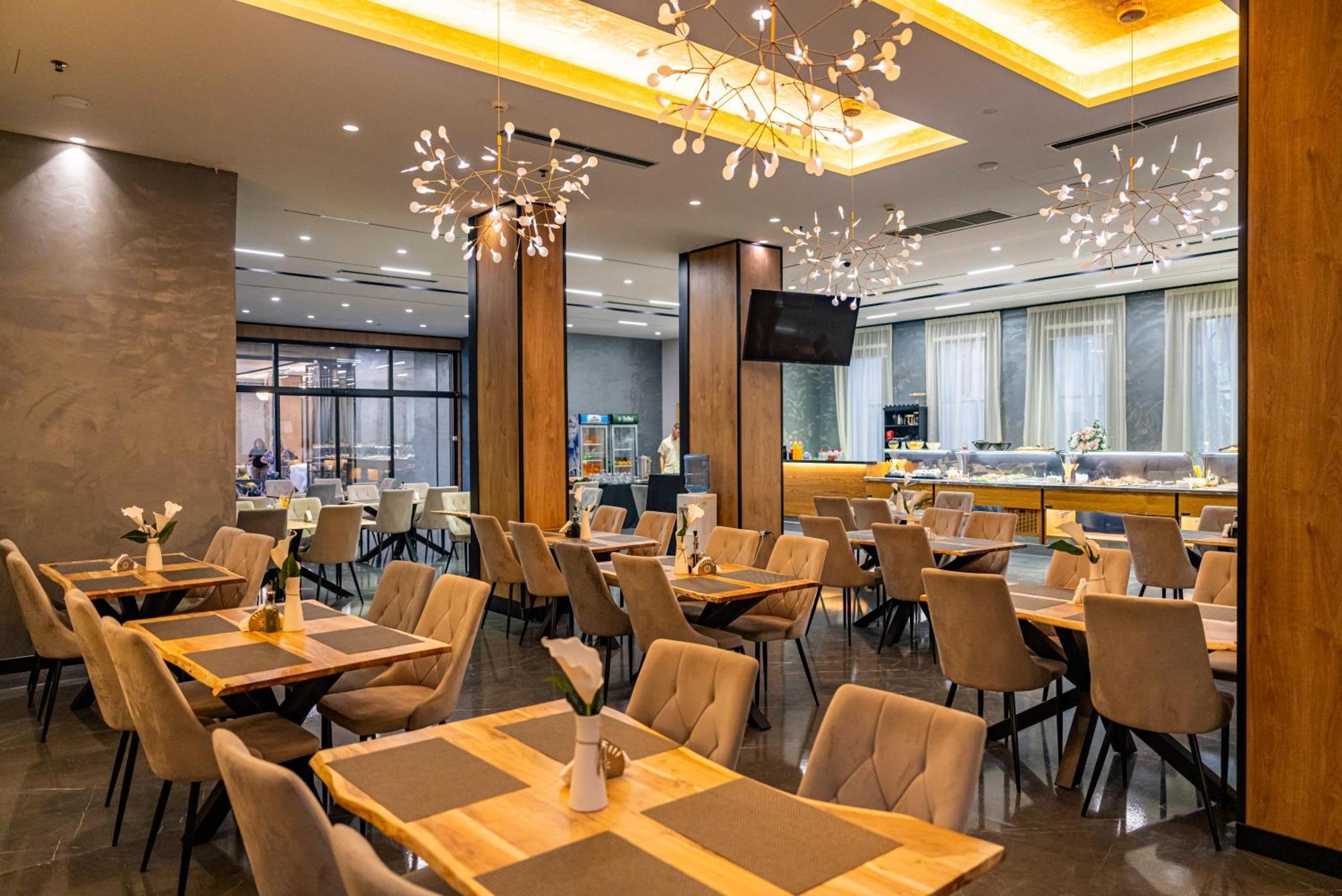 Henry & 5* Golem (Tirana)