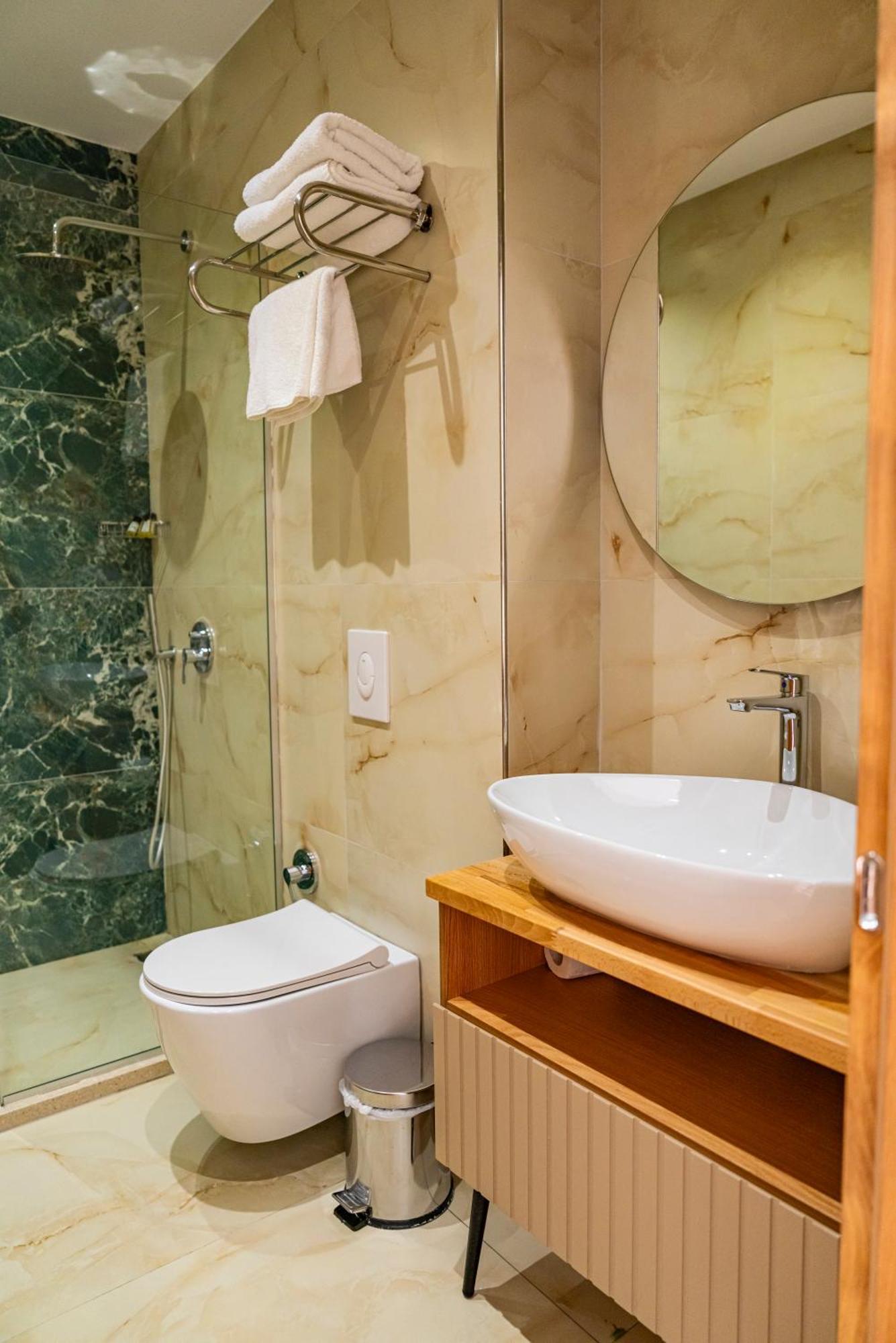 Hotel Henry & Golem (Tirana)