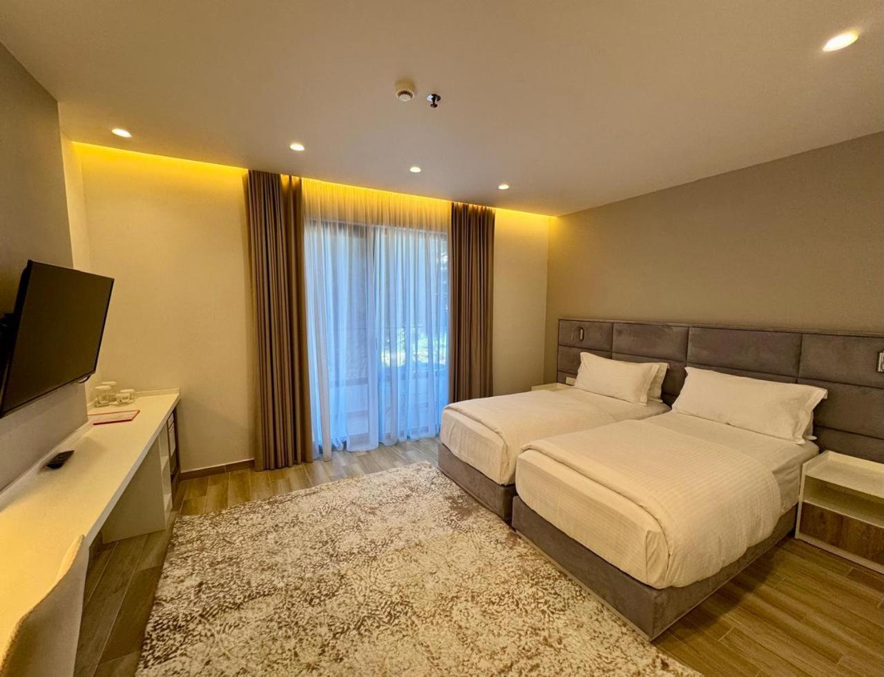 Henry & Hotel 5*